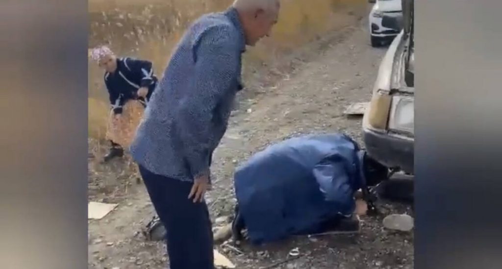 Заменить колесо на трассе помогли пожилой паре полицейские Туркестанской области