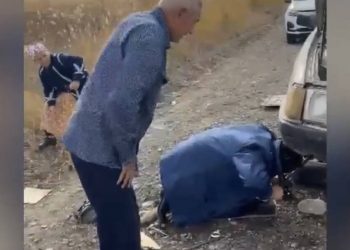 Заменить колесо на трассе помогли пожилой паре полицейские Туркестанской области