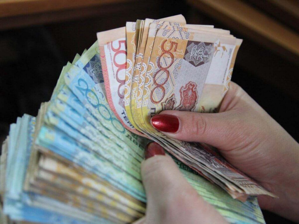 5 млн тенге в течение восьми лет незаконно начисляла супругу жительница области Абай