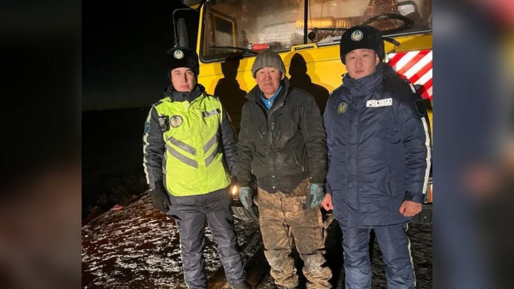 Два дня рядом с водителем: акмолинские полицейские помогают людям на дороге