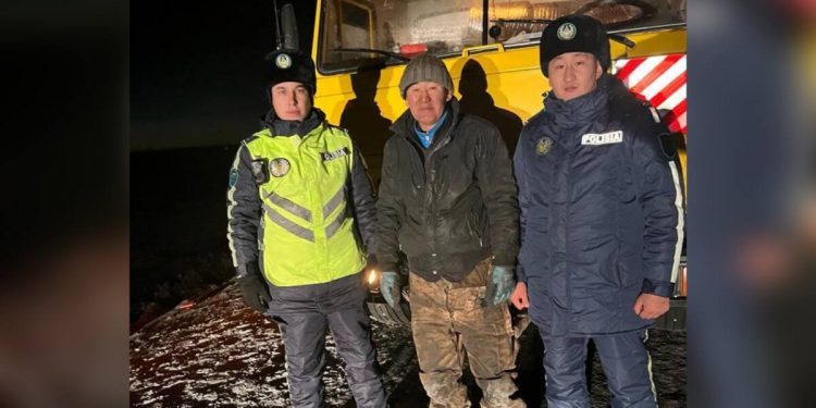 Два дня рядом с водителем: акмолинские полицейские помогают людям на дороге