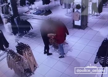 Две куртки вынес мужчина из столичного ТРЦ