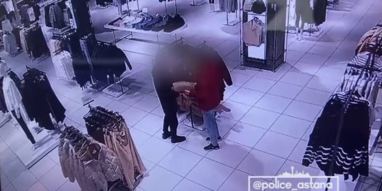 Две куртки вынес мужчина из столичного ТРЦ