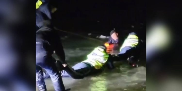 Двое провалились под лед: их спасли полицейские Атырауской области