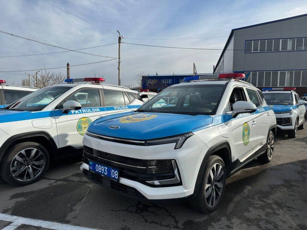 Двух пьяных водителей задержали с помощью новых электромобилей за ночь в Таразе