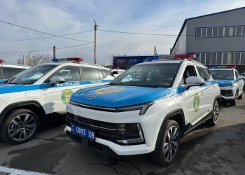 Двух пьяных водителей задержали с помощью новых электромобилей за ночь в Таразе