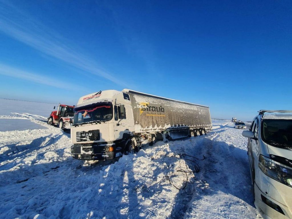Итоги морозных дней: пятерым дальнобойщикам помогли полицейские на трассах СКО