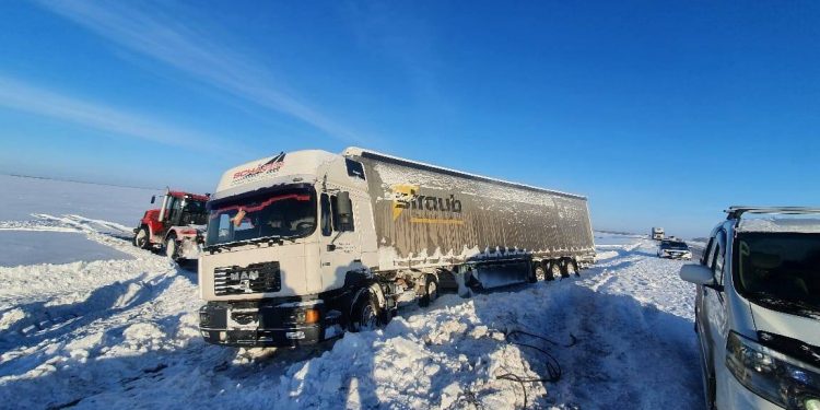 Итоги морозных дней: пятерым дальнобойщикам помогли полицейские на трассах СКО