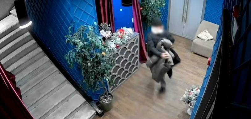 Куртку и норковую шапку вынесла астанчанка из гардероба караоке-бара ...