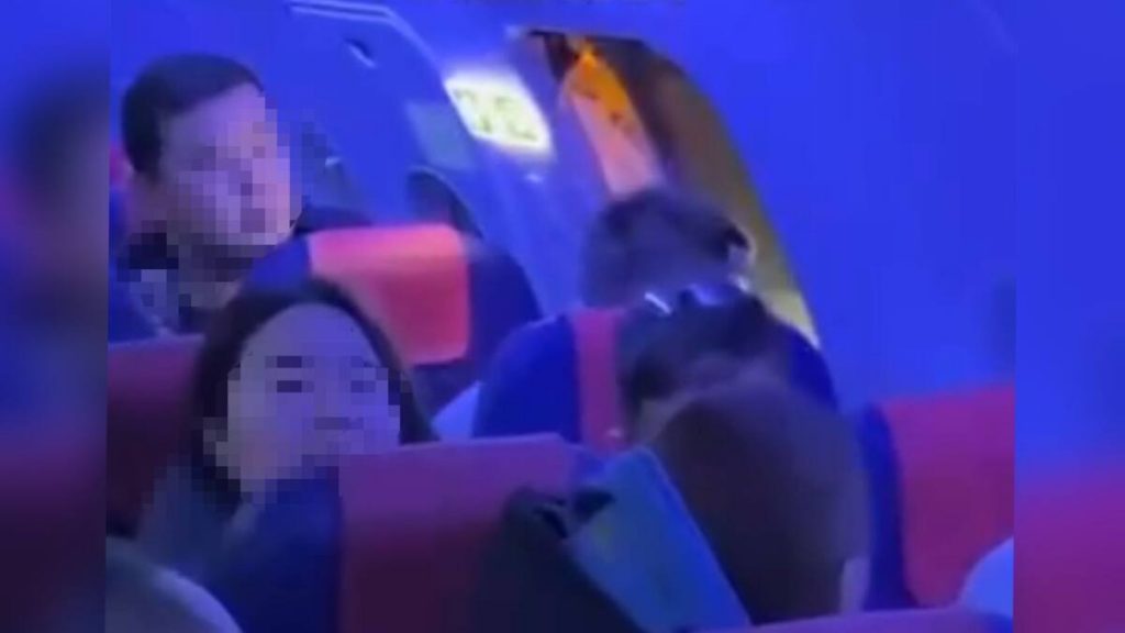 Мужчину, открывшего аварийную дверь самолета, привлекли к ответственности