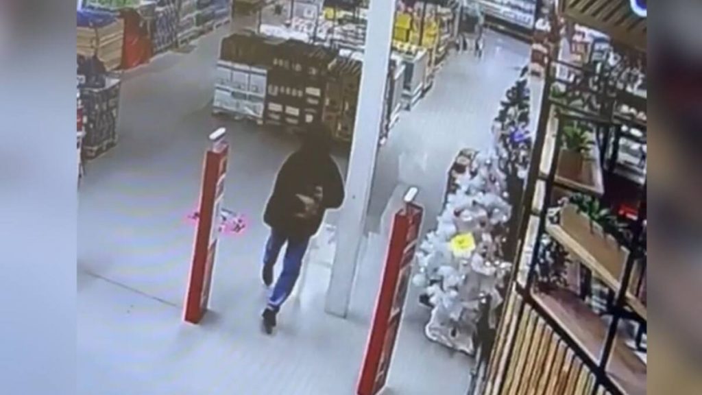 Погоня за похитителем виски попала на камеры видеонаблюдения в Астане