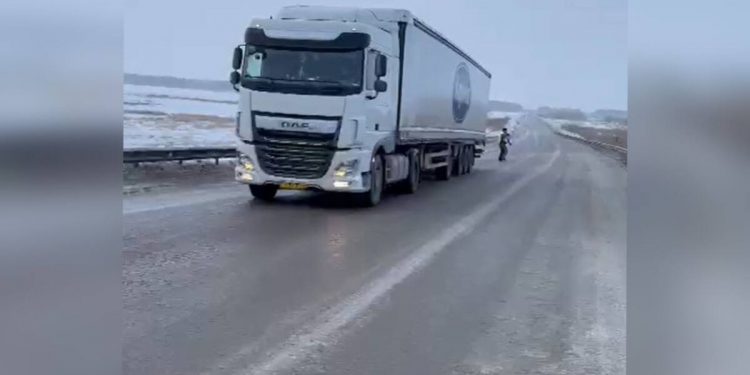 Полицейские СКО выручили водителя фуры, попавшего в “погодную ловушку”