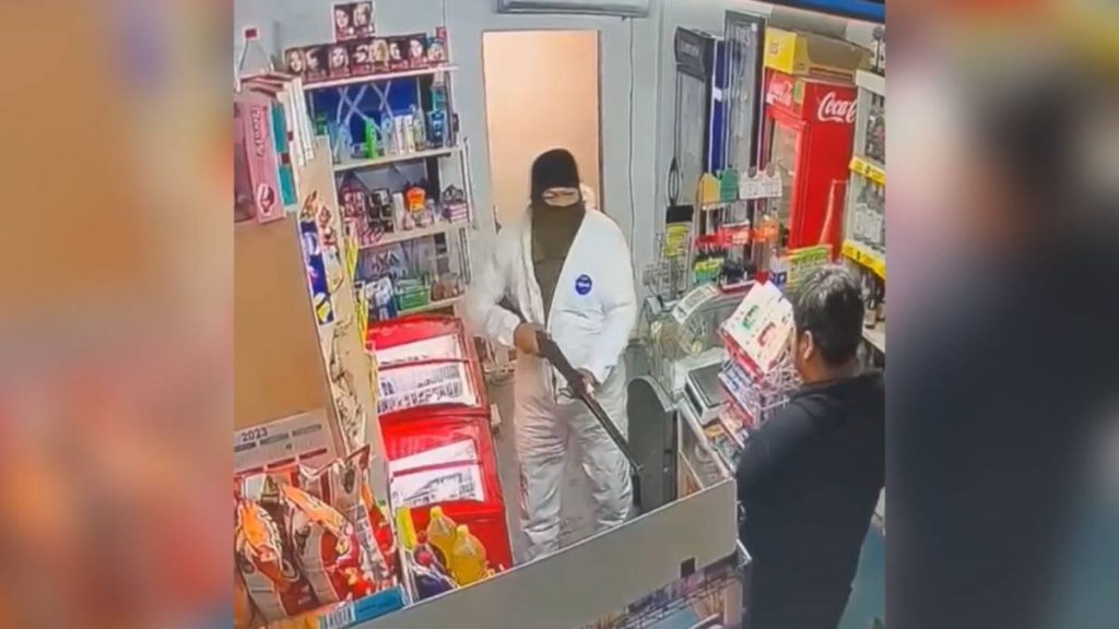 Пьяный мужчина угрожал ружьем супруге и 20-летнему сыну в Аксае