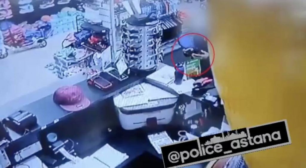 У продавца магазина спортивных товаров украли телефон в Астане