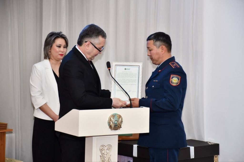 Инкассаторскую машину, попавшую в снежный плен, спасли акмолинские полицейские