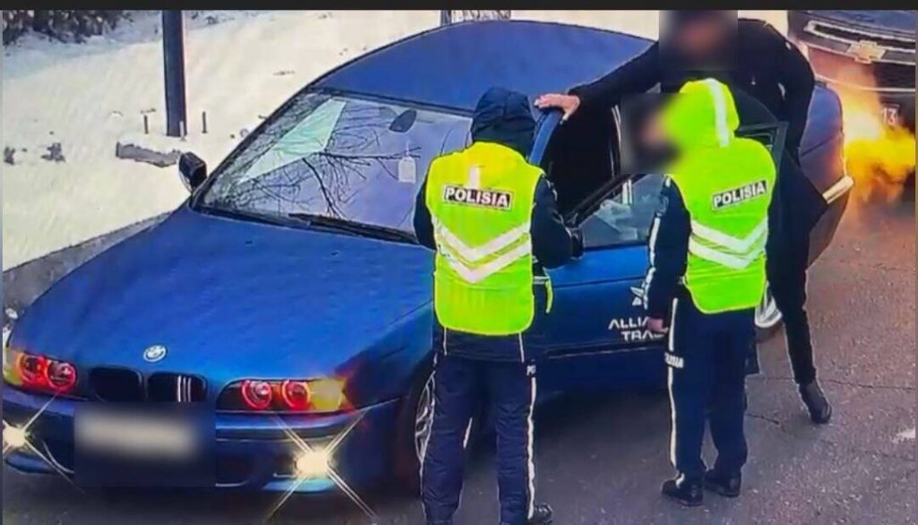 Автомобиль без госномеров задержали полицейские в Туркестанской области