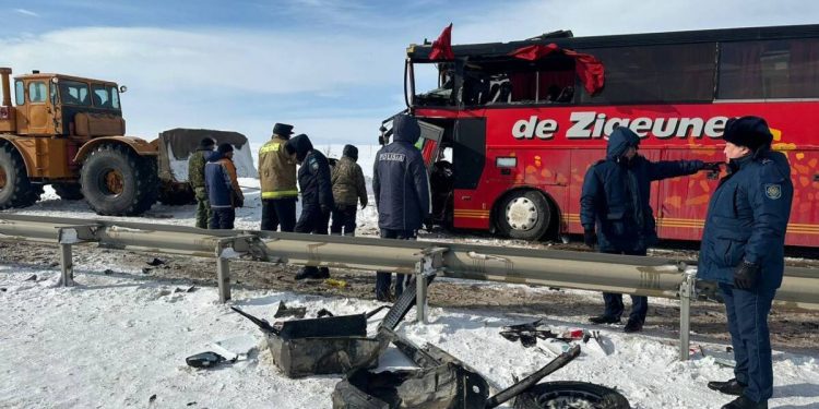 ДТП с участием 26 авто произошло на трассе в Жамбылской области: погибших нет