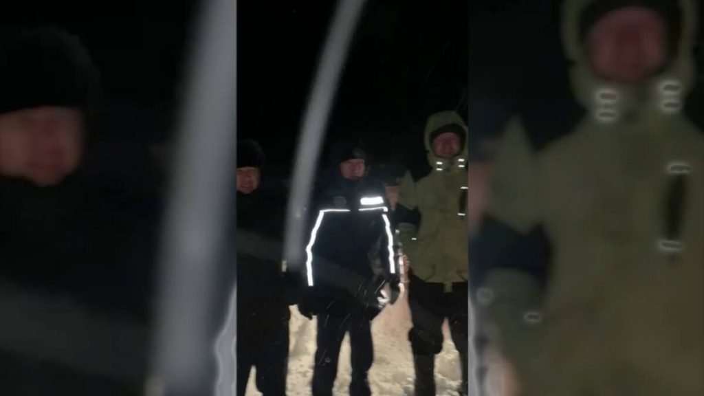 Двух рыбаков, ставших пленниками непогоды, спасли полицейские ВКО