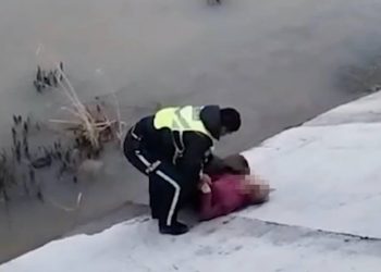 “Этой мой долг”: тонущую женщину спасли из ледяной реки полицейские в Шымкенте