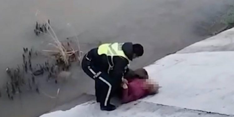 “Этой мой долг”: тонущую женщину спасли из ледяной реки полицейские в Шымкенте