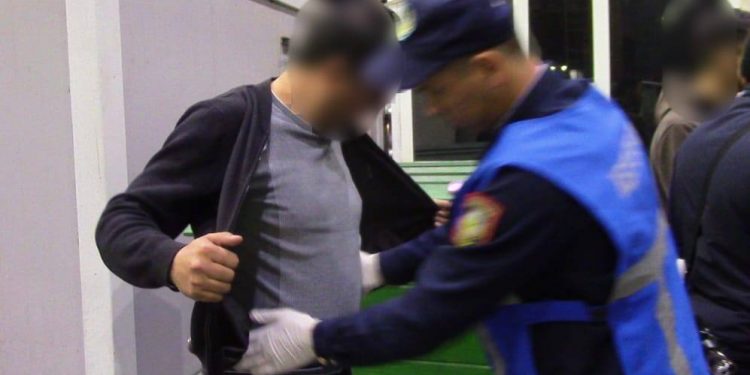 Гражданин Узбекистана пытался провезти гашиш в чехле телефона через границу