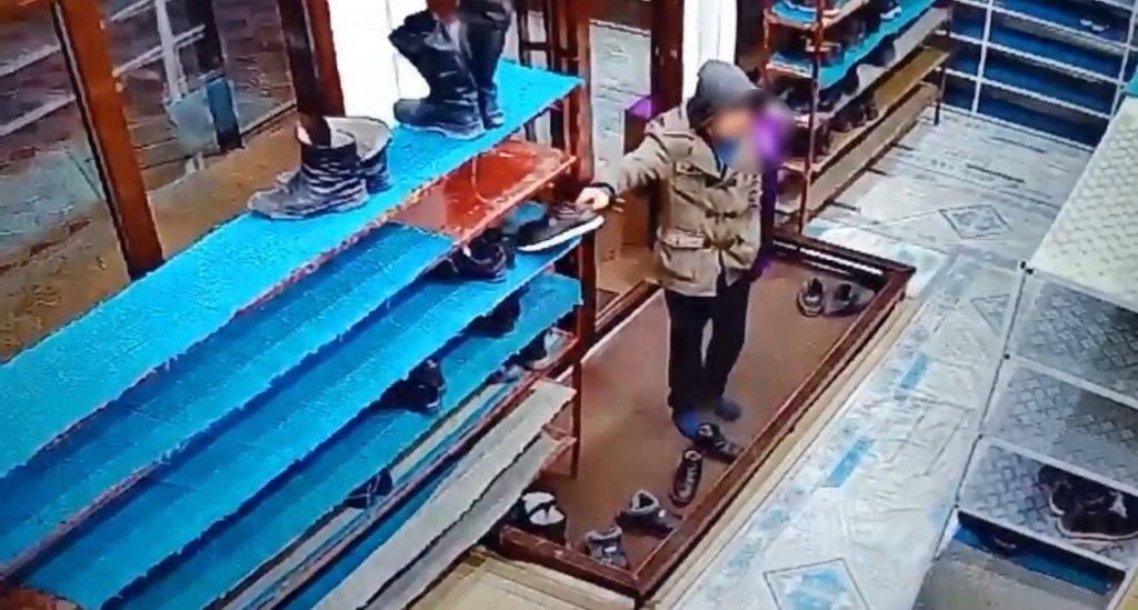 Кража обуви во время намаза в мечети попала на видео в Талдыкоргане