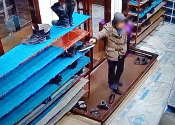 Кража обуви во время намаза в мечети попала на видео в Талдыкоргане