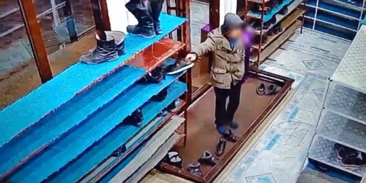 Кража обуви во время намаза в мечети попала на видео в Талдыкоргане