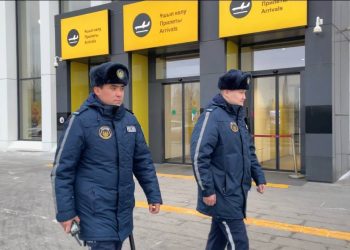 Оштрафован законный представитель 15-летней девочки, курившей в самолете