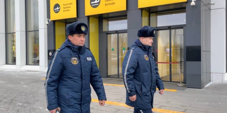 Оштрафован законный представитель 15-летней девочки, курившей в самолете
