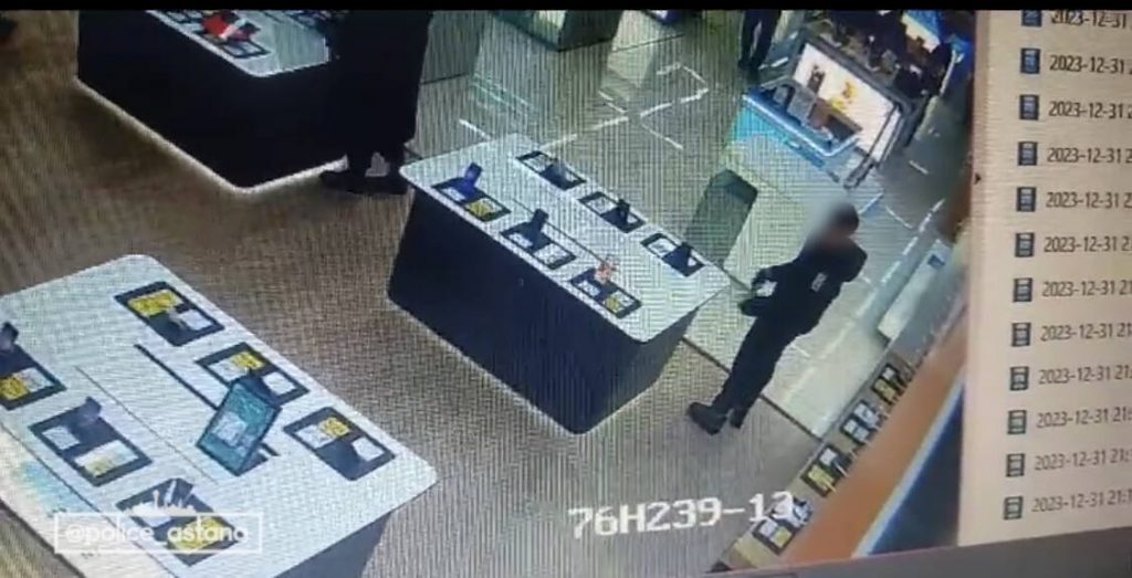 Парень украл телефон у продавца бутика торгового дома в Астане