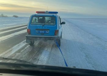 Павлодарские полицейские оказали помощь замерзающим в дороге жителям СКО