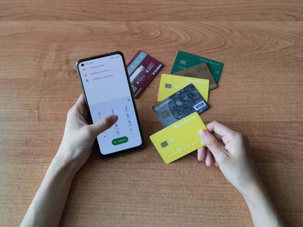 Сельчанин похищал банковские карты, с которых снимал деньги в Карагандинской области