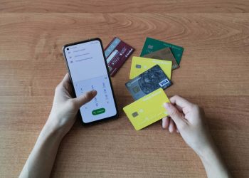 Сельчанин похищал банковские карты, с которых снимал деньги в Карагандинской области