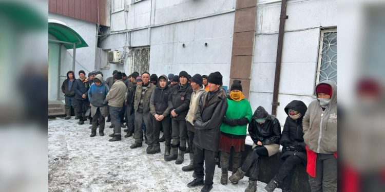 40 иностранцев незаконно трудились на мусорном полигоне в Алматинской области