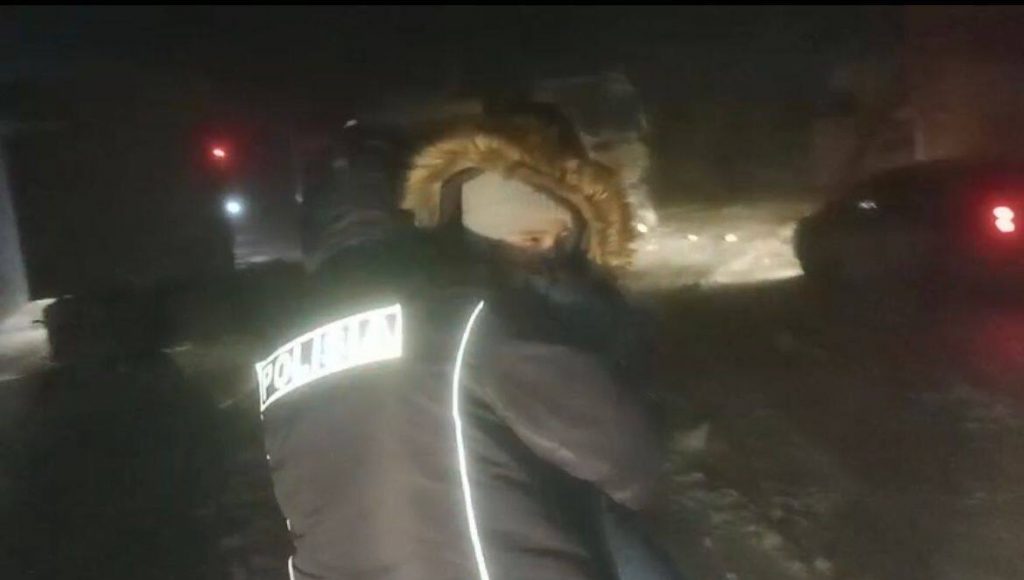 Автобус с иностранцами сломался в непогоду на трассе в Актюбинской области