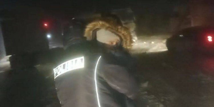 Автобус с иностранцами сломался в непогоду на трассе в Актюбинской области