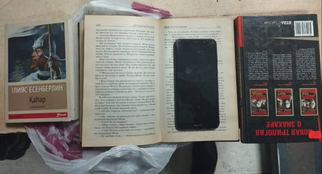 Книгу с телефоном пытались передать в колонию в Алматинской области