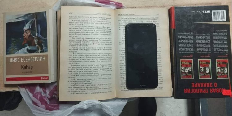 Книгу с телефоном пытались передать в колонию в Алматинской области