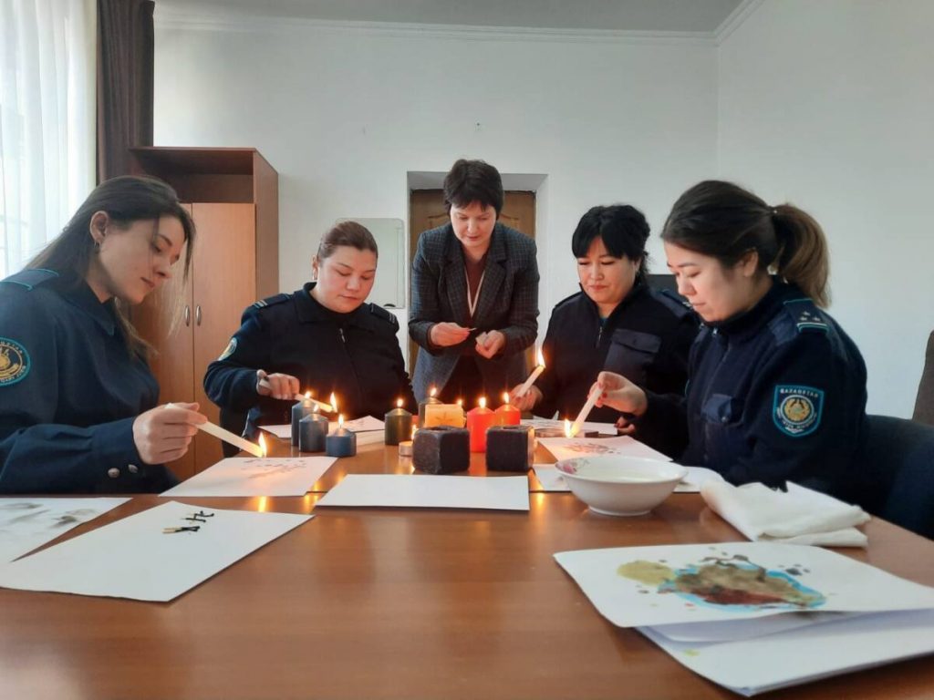 Свечетерапию использует психолог в акмолинском СИЗО