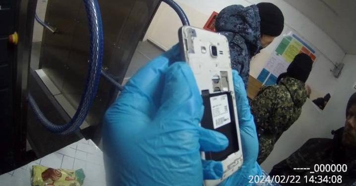 Телефон пытались передать осужденному в Семее