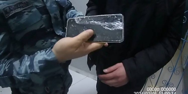 Телефоны пытались пронести в СИЗО общественные защитники