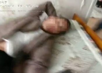 Участковые спасли сельчанина, нанесшего себе ножевое ранение в Карагандинской области