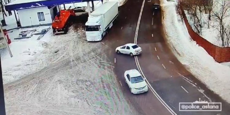 Выехал на встречную полосу: полицейские задержали водителя в Астане