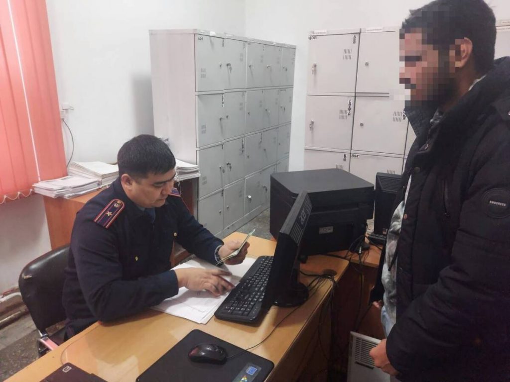 За двойное гражданство жителя области Абай выдворили за пределы РК