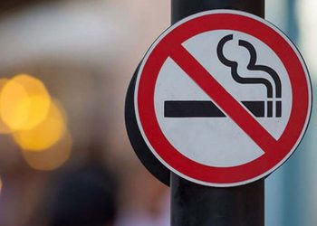 Жителя Экибастуза оштрафовали за курение в лифте