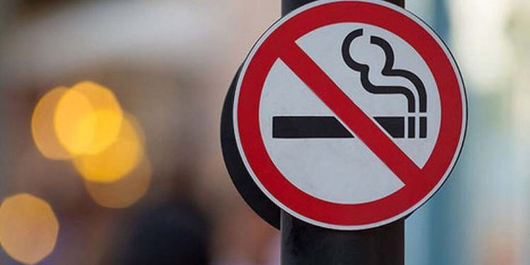 Жителя Экибастуза оштрафовали за курение в лифте