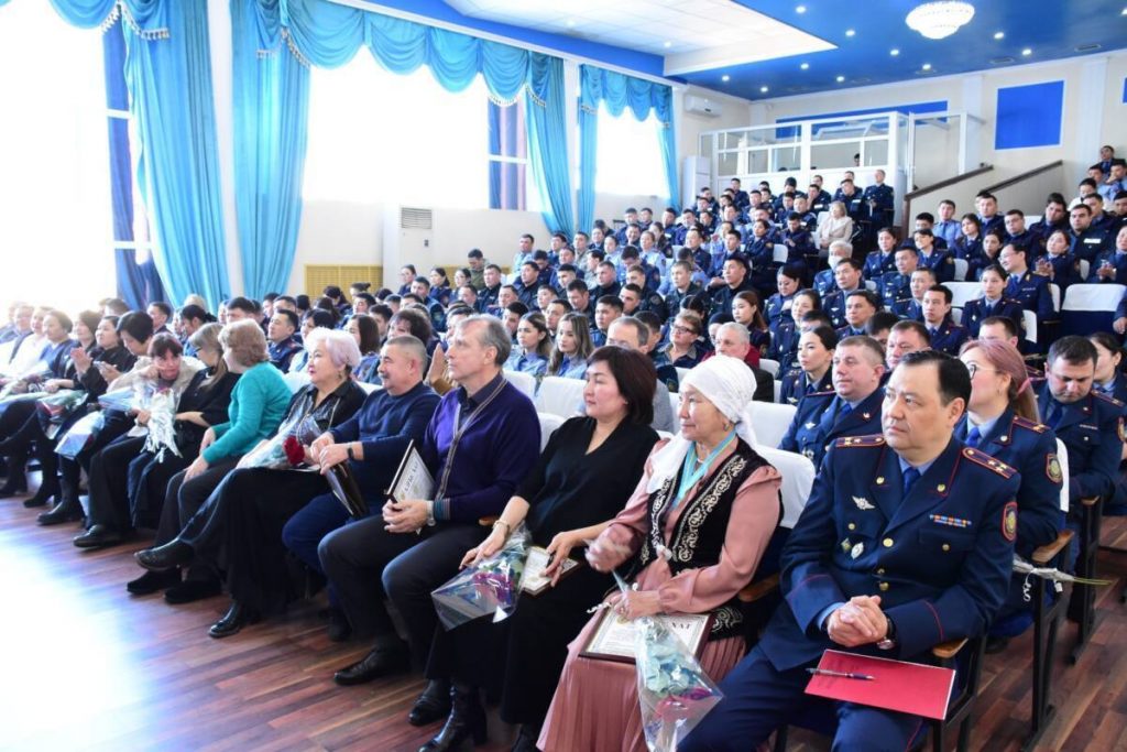 Ветеранов и отличившихся криминалистов наградили в ДП Карагандинской области