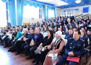 Ветеранов и отличившихся криминалистов наградили в ДП Карагандинской области