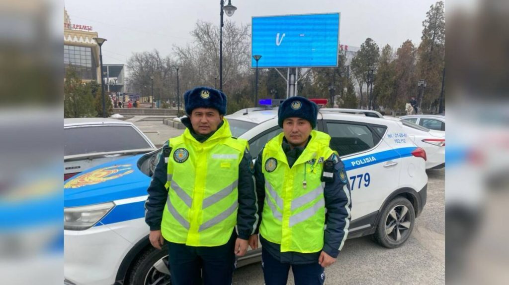 Быстрее попасть в роддом матери с новорожденным помогли патрульные в Шымкенте